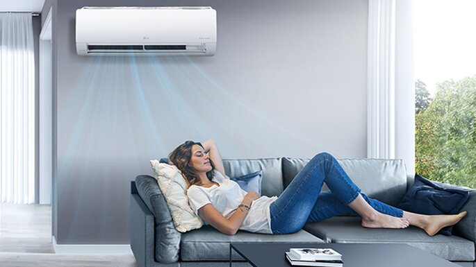 LG Gesamtübersicht Schiessl Klima Innengeräte Frau liegt auf Sofa